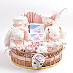 هدايا المولودة الجديدة بنت ترتيب هدايا لون أبيض ووردي في سلة مع دمى أرنب