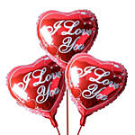 3 بالونات فويل حمراء معبأة بالهيليوم على شكل قلب مع نص أحبك