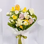 باقة ورود أبيض وأصفر مع كوكيز لذيذة في غلاف أبيض