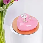 مزهرية توليب أرجواني مع كيكة عيد الأم