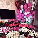 مجموعة باقات ورود ملونة مع مجموعة بالونات