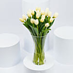 باقة من 20 وردة توليب بيضاء في مزهرية زجاجية