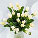 باقة من 20 وردة توليب بيضاء في مزهرية زجاجية