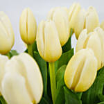 باقة من 20 وردة توليب بيضاء في مزهرية زجاجية