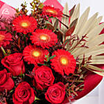 باقة ورود جوري حمراء وجربيرافي بوكيه ورد بغلاف أنيق