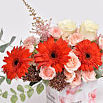 باقة ورود جوري لون مشمشي مع جربيرا في فازة مخصصة