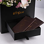 باقة ورود بيضاء ووردية متنوعة في سلة ذات مقبض