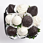 200 جرام فراولة مغطاة بالشوكولاته البيضاء والغامقة في بوكس مطبوع