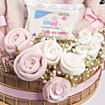 هدايا المولودة الجديدة بنت ترتيب هدايا لون أبيض ووردي في سلة مع دمى أرنب