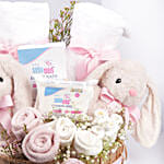 هدايا المولودة الجديدة بنت ترتيب هدايا لون أبيض ووردي في سلة مع دمى أرنب