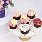 مزهرية ورد عيد الميلاد و قطع كب كيك لذيذة