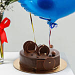 باقة ورد أحمر في مزهرية مع بالونات وكيك