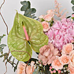 باقة ورد مشكل منسقة في فازة زجاجية