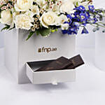 باقة ورود زرقاء وبيضاء خلّابة مرتبة في سلة رائعة