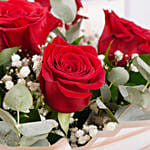باقة من 6 ورود جميلة بتغليف رومانسي وشريطة أنيقة