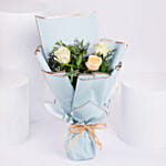 باقة من الورود البيضاء والخوخية بغلاف أزرق جميل
