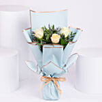 باقة من الورود البيضاء والخوخية بغلاف أزرق جميل