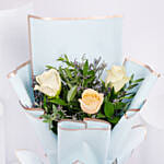 باقة من الورود البيضاء والخوخية بغلاف أزرق جميل