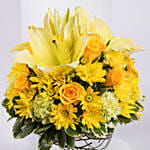 باقة ورد أصفر وبرتقالي في مزهرية زجاجية أنيقة