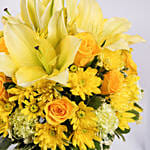 باقة ورد أصفر وبرتقالي في مزهرية زجاجية أنيقة