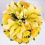 باقة ورد أصفر وبرتقالي في مزهرية زجاجية أنيقة