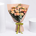 باقة ورد جوري وقرنفل برتقالي في غلاف بيج