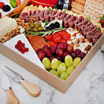 تشيز بورد إف إن بي بوكس فطور وتركي رومي وبسكويت 