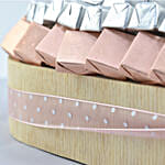 شوكولا متنوعة وورد زهرية في طبق مميز على شكل قلب