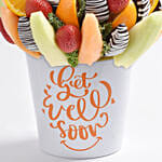 تشكيلة فواكه طازجة وفراولة مغطاة بالشوكولاته في بوكس أبيض