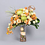 باقة ورود بتصميم عصري لون برتقالي ومشمشي في فازة أنيقة