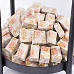 ستاند ورد هلال العيد وفانوس مع شوكولاتة