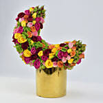 مزهرية ورد على شكل هلال بألوان متنوعة