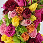 مزهرية ورد على شكل هلال بألوان متنوعة