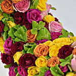 مزهرية ورد على شكل هلال بألوان متنوعة