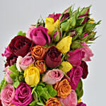 مزهرية ورد على شكل هلال بألوان متنوعة