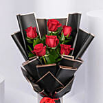 باقة ورود حمراء أنيقة وجميلة وساحرة بغلاف جميل من طبقتين