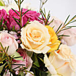 زهور الربيع في كوب ارنب