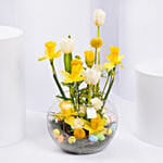 باقة ورود توليب ونرجس في فازة لعيد الفصح