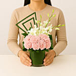 باقة أوركيد أبيض وقرنفل وردي في مزهرية زجاجية راقية