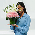 باقة أوركيد أبيض وقرنفل وردي في مزهرية زجاجية راقية