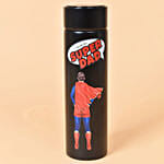 قارورة مياه لون أسود مطبوعة بسوبرمان وعبارة الأب الأفضل