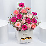 باقة ورود جربيرا منوعة وردي قاتح وغامق في فازة لون أبيض