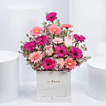 باقة ورود جربيرا منوعة وردي قاتح وغامق في فازة لون أبيض