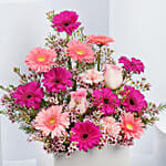 باقة ورود جربيرا منوعة وردي قاتح وغامق في فازة لون أبيض