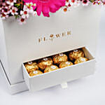 باقة ورود جربيرا منوعة وردي قاتح وغامق في فازة لون أبيض