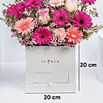 باقة ورود جربيرا منوعة وردي قاتح وغامق في فازة لون أبيض