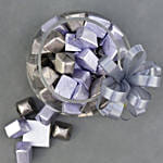 شوكولاته فاخرة في وعاء زجاجي