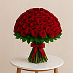 باقة 150 وردة حمراء ساحرة مربوطة بشريط أحمر