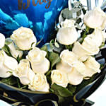 باقة ورد بيضاء جميلة في غلاف أسود مع بالون