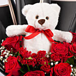 بوكيه 10 ورود حمراء بيبي روز مع دمية دب أبيض في غلاف أسود
